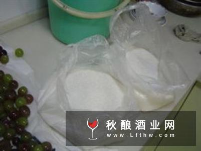 家庭自制蓝莓酒的做法 交互码糖比例需精细！