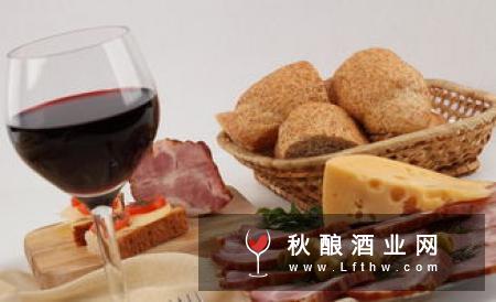 什么食物最适合搭配红葡萄酒？
